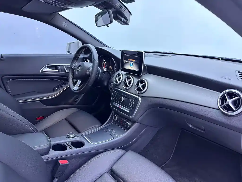 Mercedes-Benz CLA 2017 CLA 200 Fashion