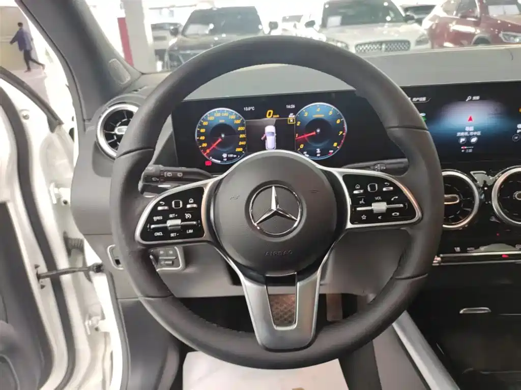 MERCEDES-BENZ GLA