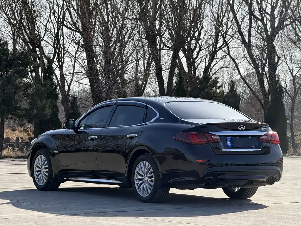 INFINITI Q70