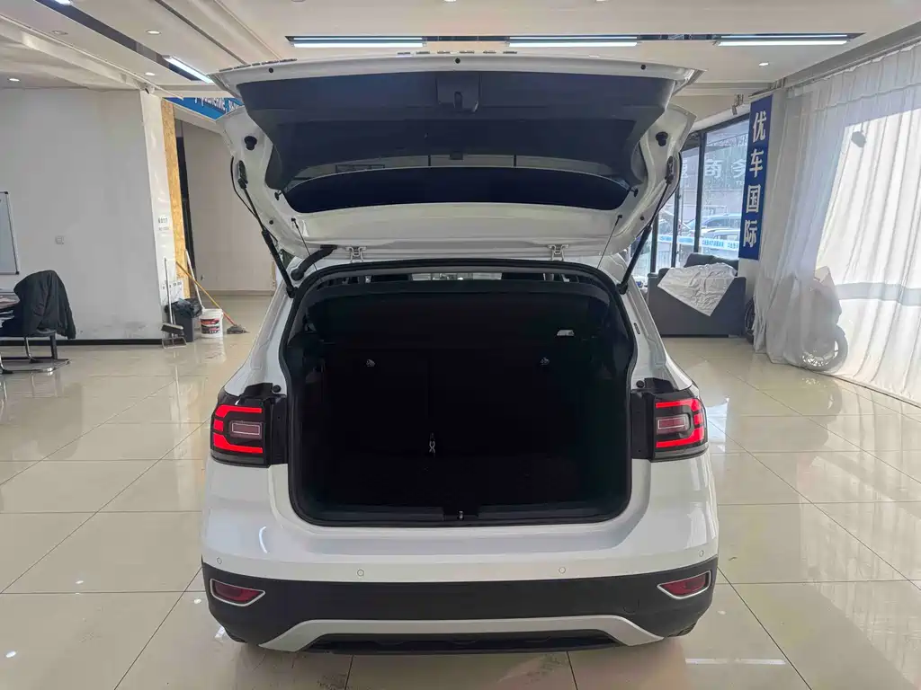 VOLKSWAGEN EXPLORING THE SHADOW