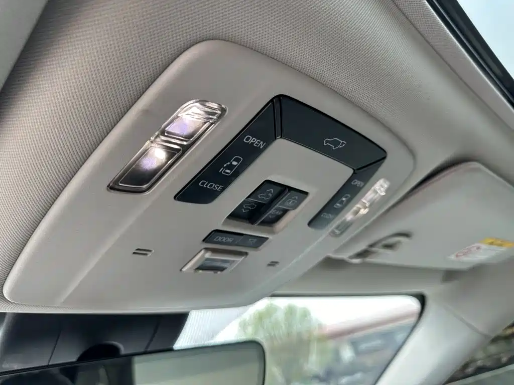 Toyota Granvia 2023 2.5L Luxury PLUS