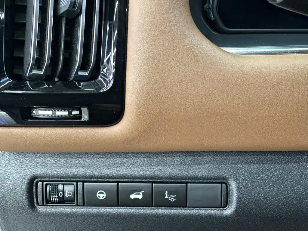 NISSAN EXPLORING THE LAND