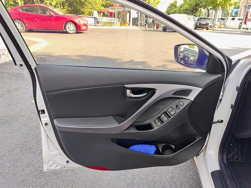 Hyundai Elantra 2016 1.6L AT Luxury