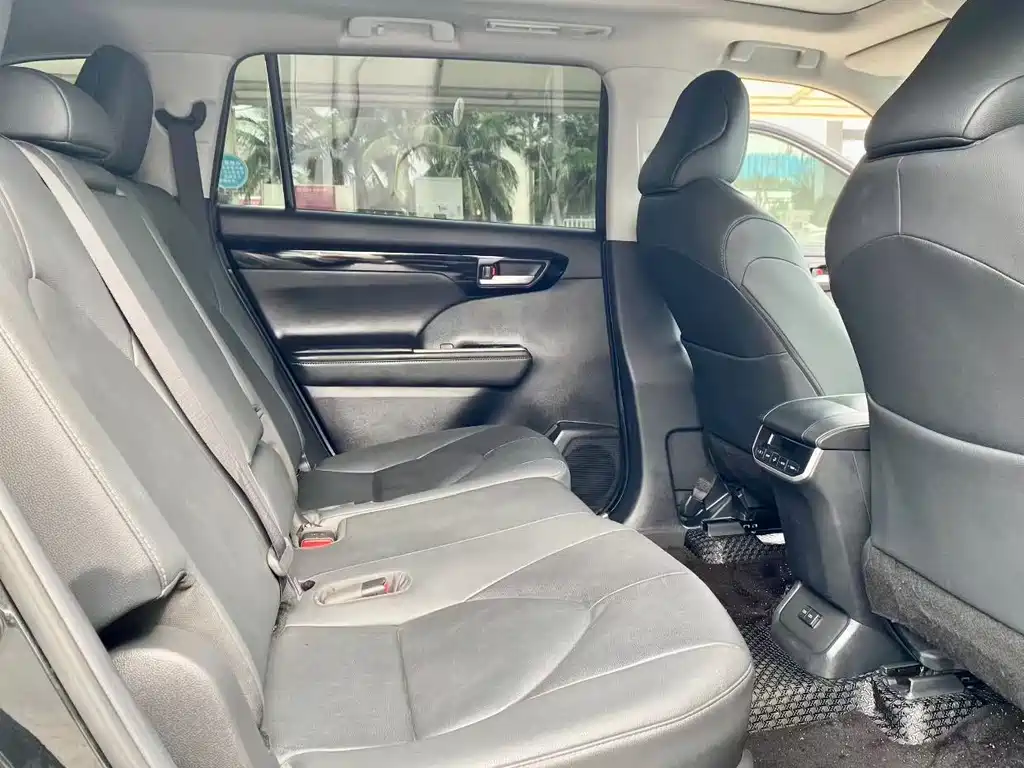 Toyota Highlander 2022 2.5L Luxury 7 мест