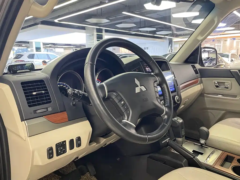 Mitsubishi Pajero (Import) — миниатюра 14
