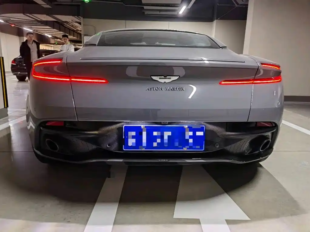 Aston Martin DB11 — миниатюра 7