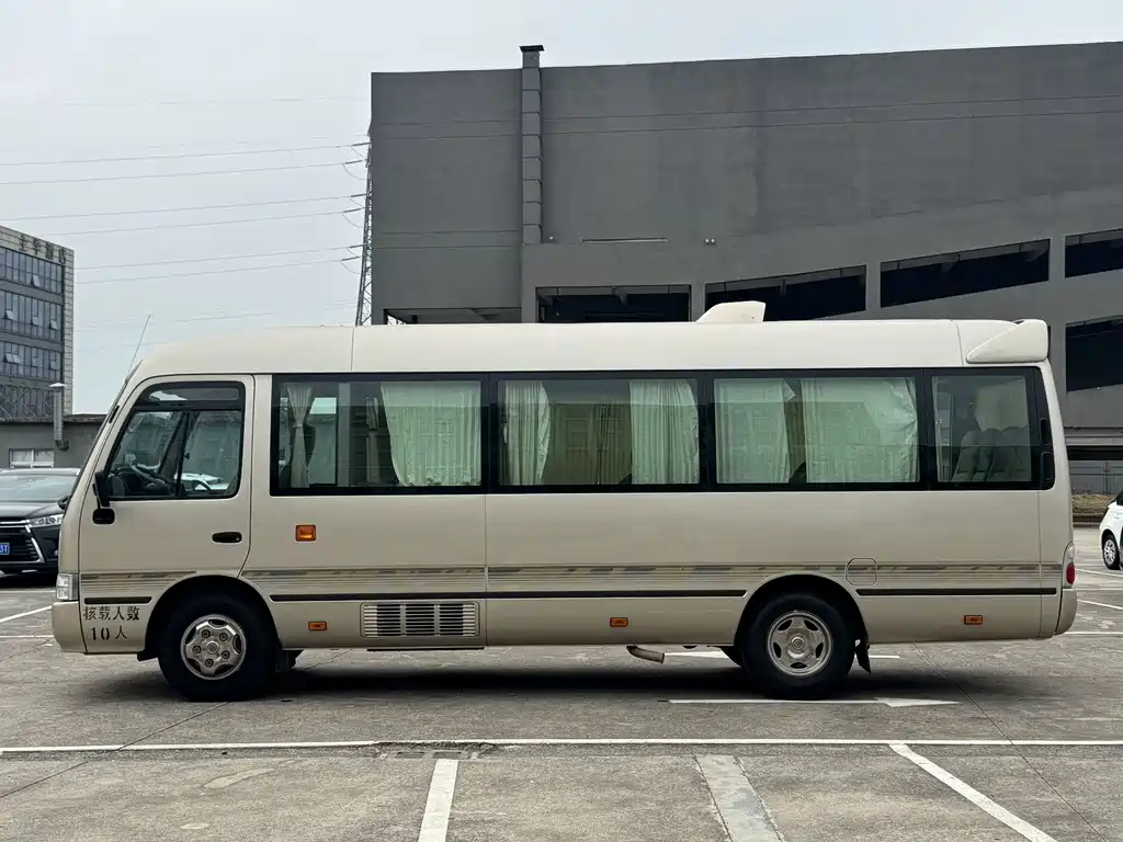 Toyota Coaster — миниатюра 6