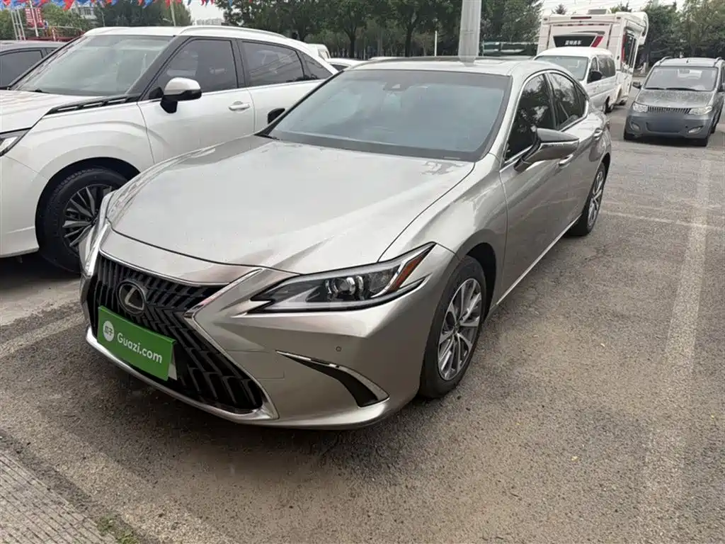 Lexus ES 2022