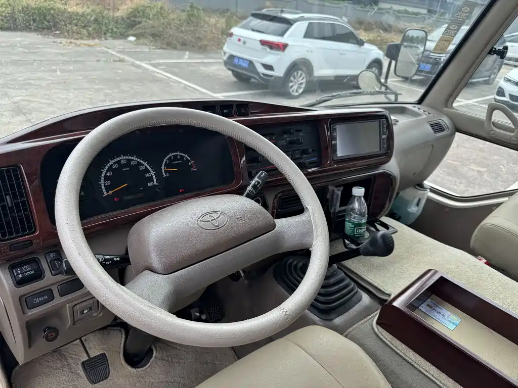 Toyota Coaster — миниатюра 9