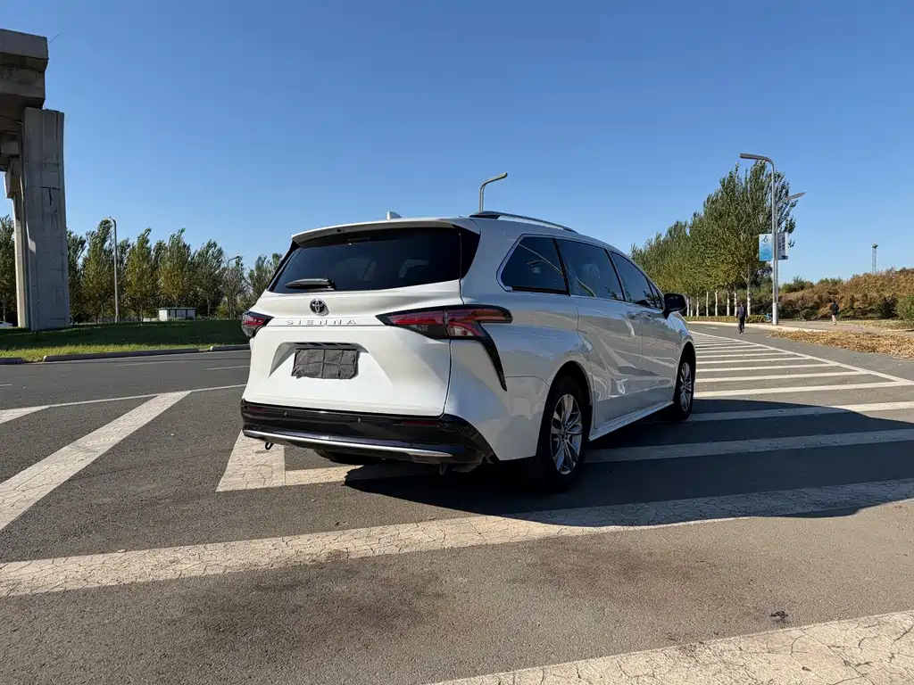 Toyota Sienna — миниатюра 6