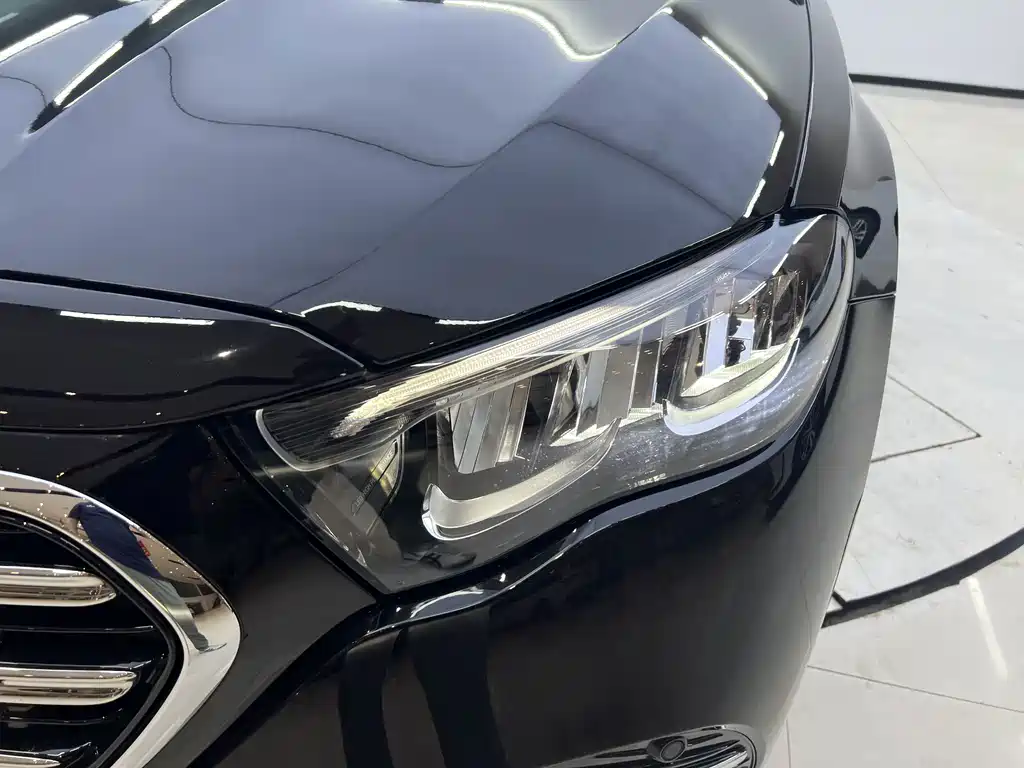Mercedes-Benz E-Class — миниатюра 7