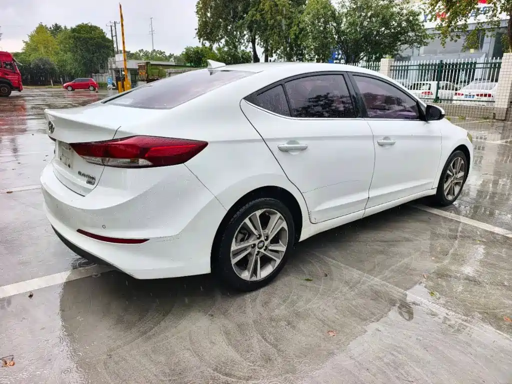Hyundai Elantra — миниатюра 9