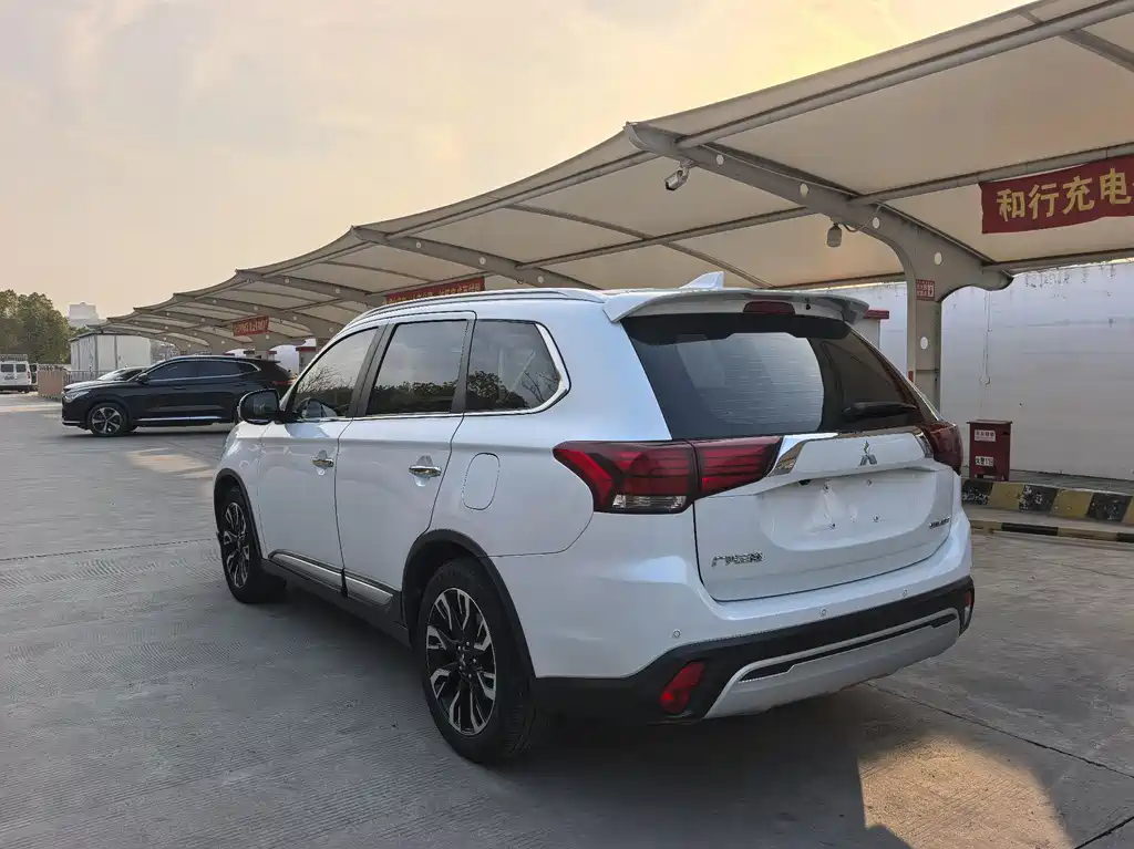 MITSUBISHI OUTLANDER