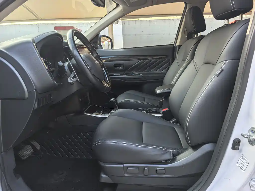 MITSUBISHI OUTLANDER