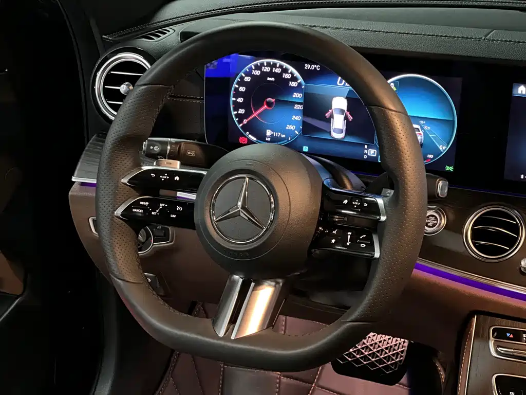 Mercedes-Benz E-Class — миниатюра 13