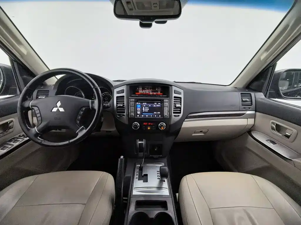 Mitsubishi Pajero (Import) — миниатюра 5