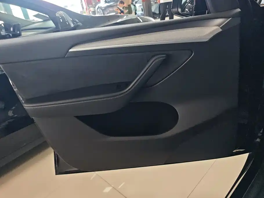 Tesla Model Y — миниатюра 7