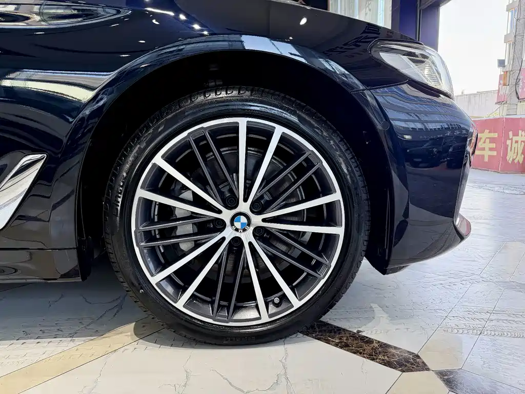 BMW 5 Series — миниатюра 19