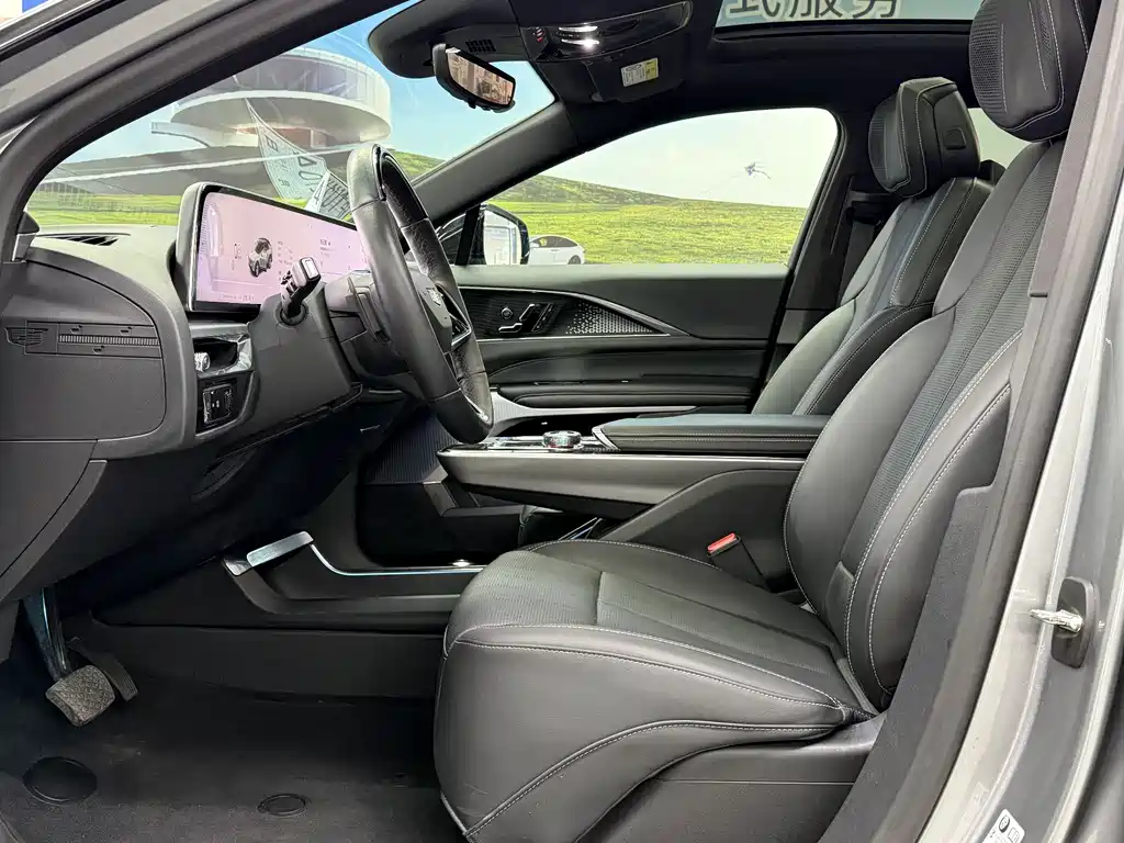 Cadillac IQ 2022 Luxury