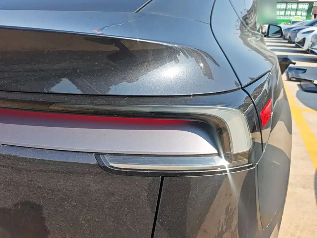 Tesla Model Y — миниатюра 8