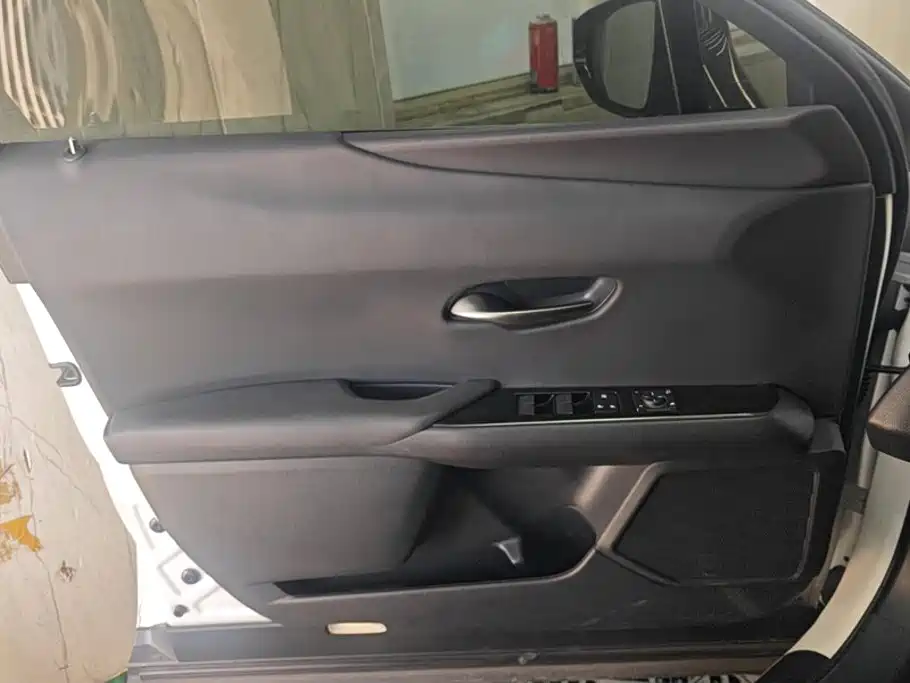 Lexus UX New Energy — миниатюра 7