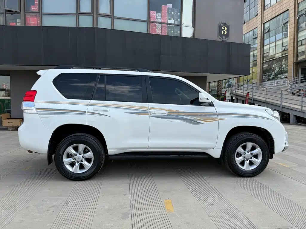 Toyota Land Cruiser Prado 2010 2.7L AT Standard