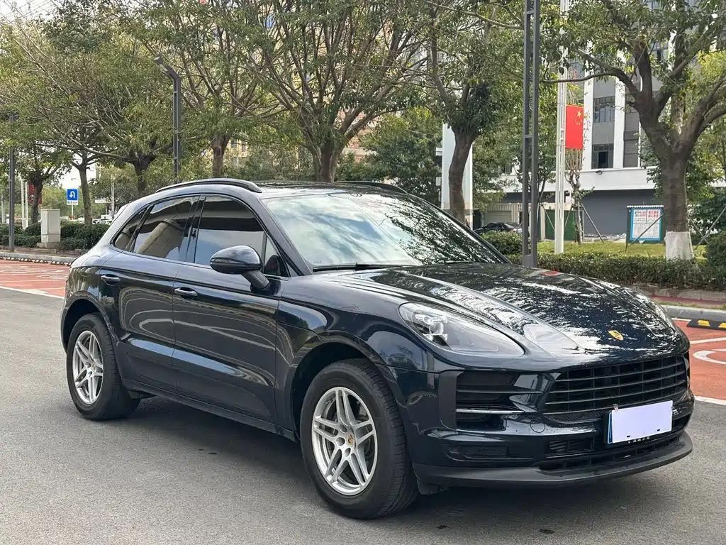 PORSCHE MACAN