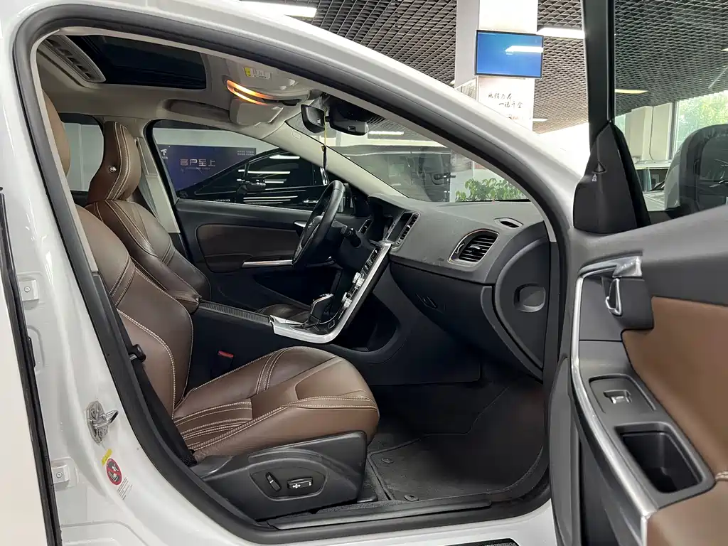 Volvo S60 PHEV — миниатюра 17