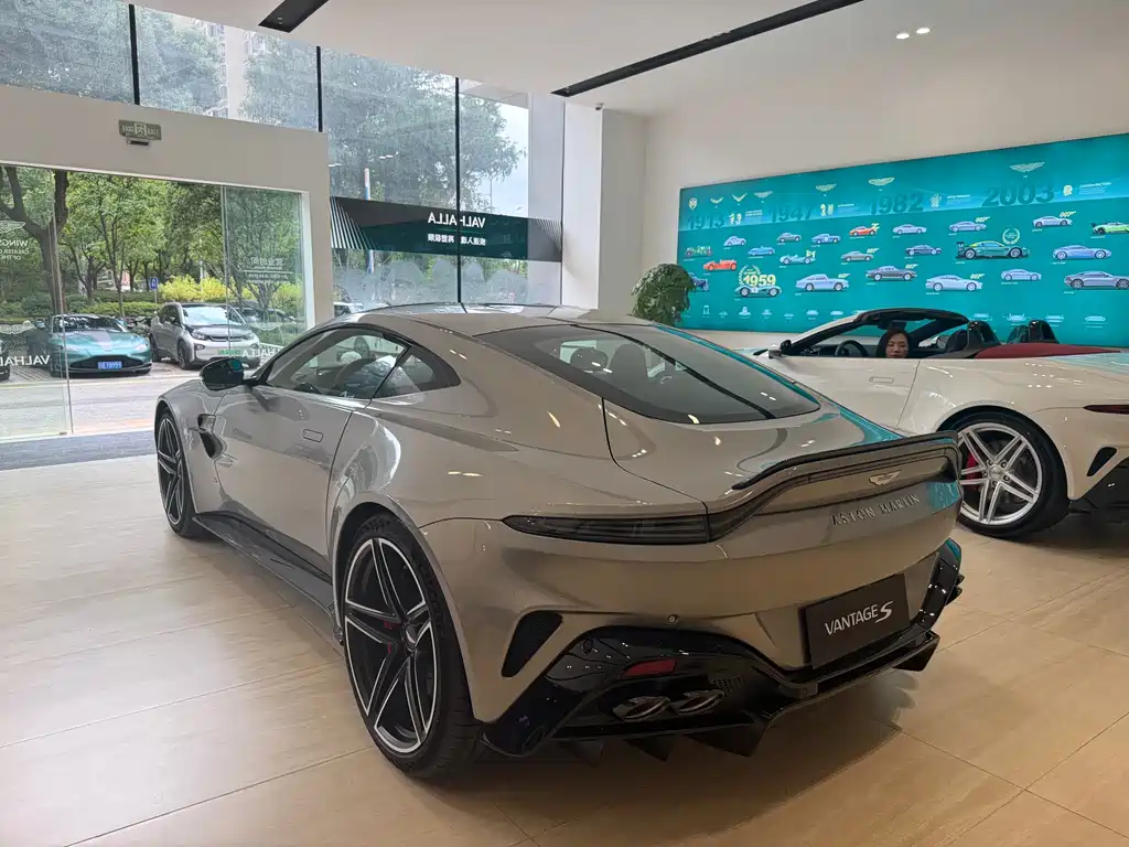 Aston Martin V8 Vantage — миниатюра 7