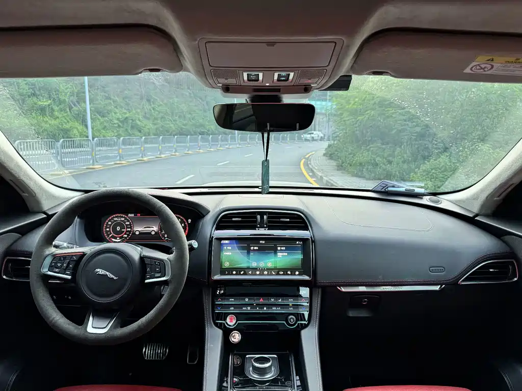 Jaguar F-PACE — миниатюра 7