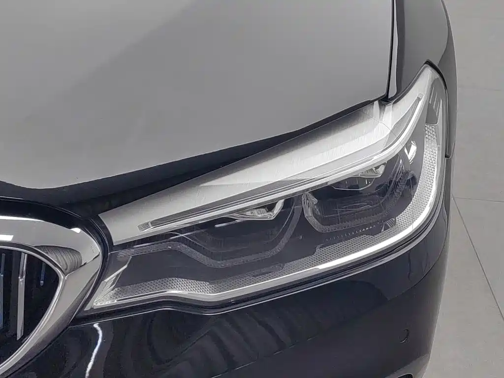 BMW 5 Series New Energy — миниатюра 7