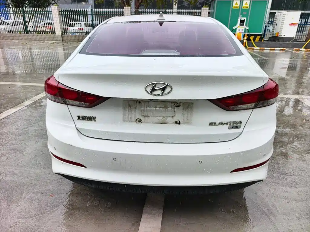 Hyundai Elantra — миниатюра 8