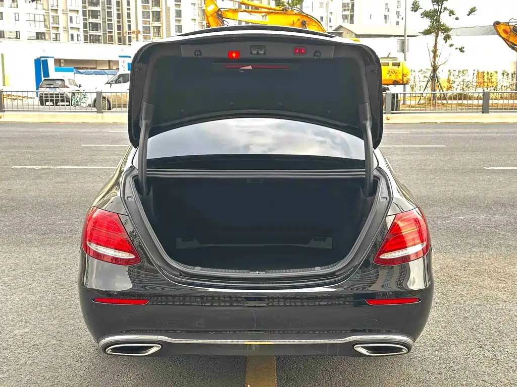 Mercedes-Benz E-Class — миниатюра 12