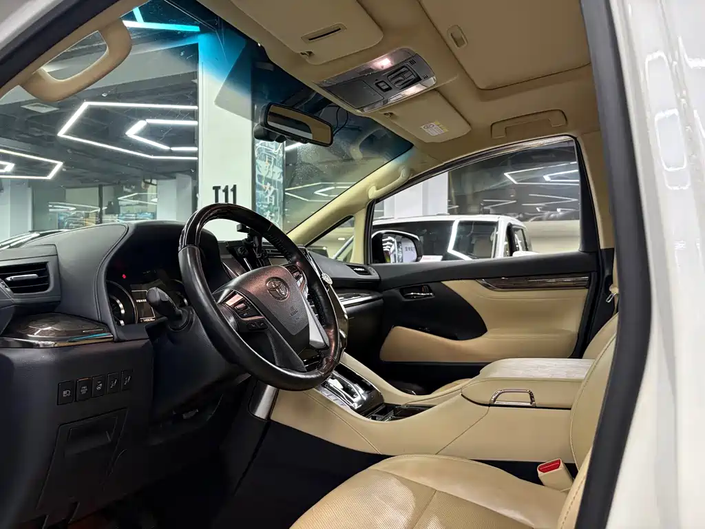 Toyota Alphard — миниатюра 4