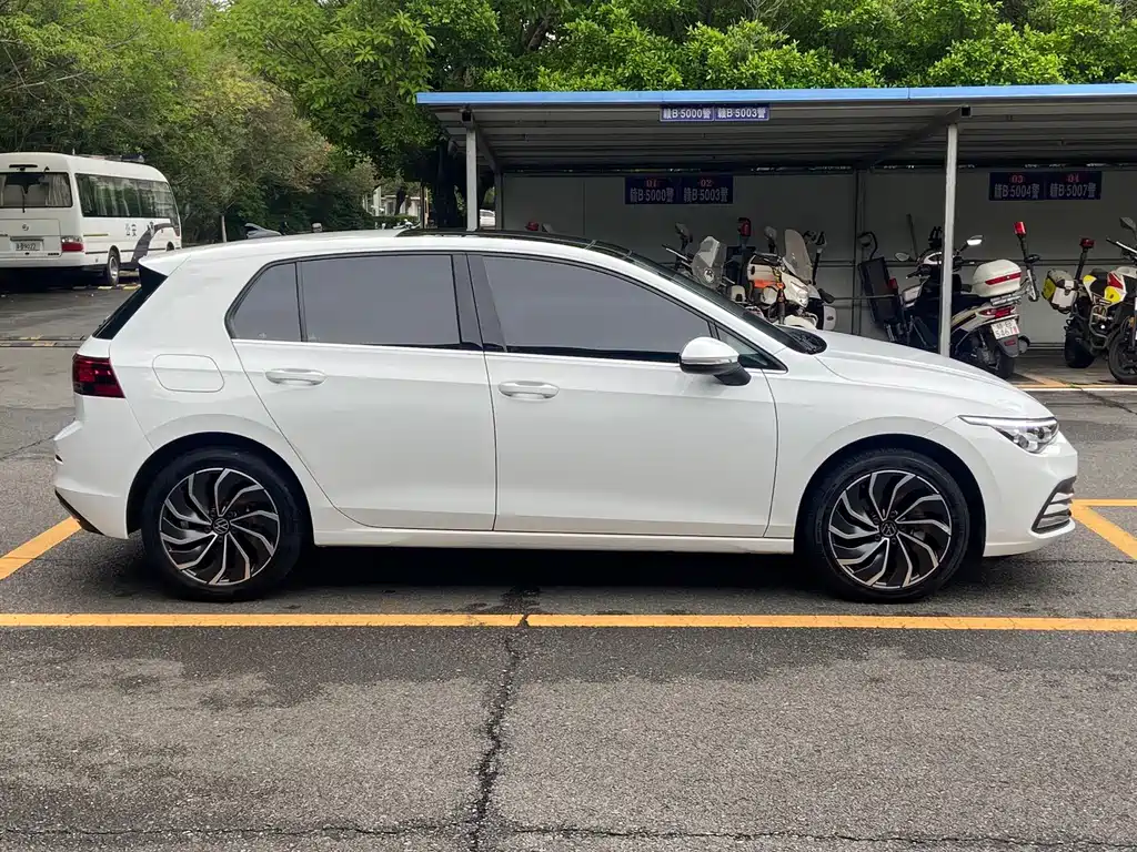 Volkswagen Golf 2023 200TSI DSG Pro