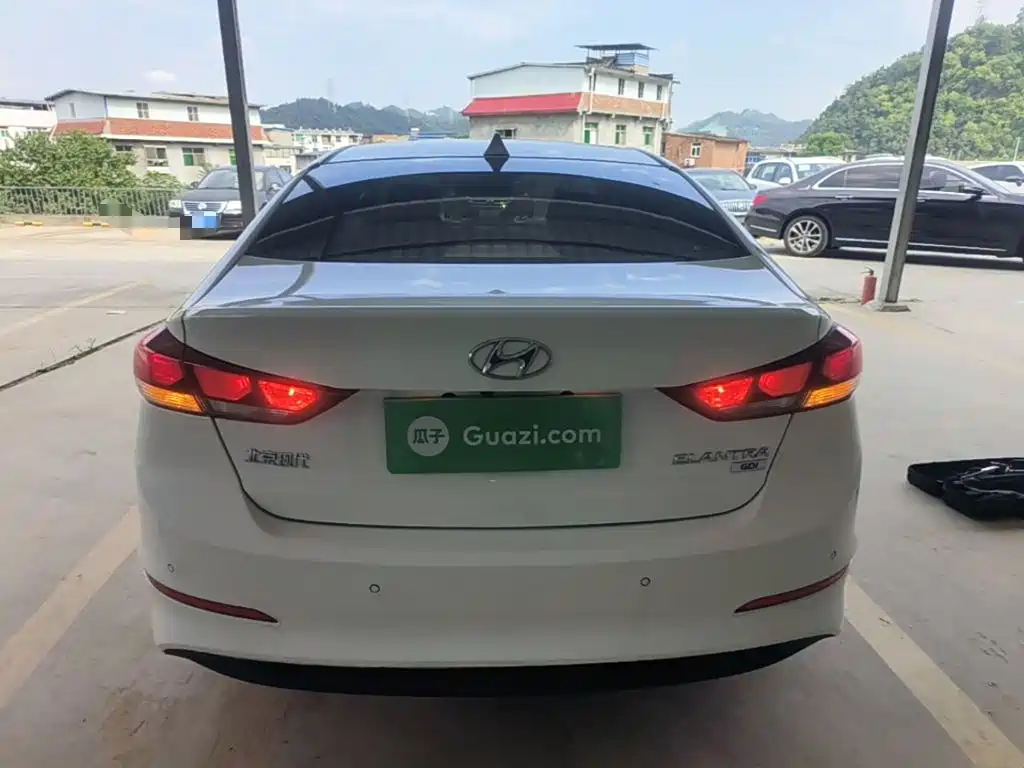 Hyundai Elantra — миниатюра 6