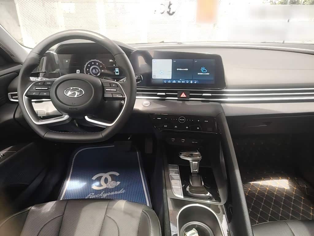Hyundai Elantra 1.5 л 2022 г. Серебристо-серый, пробег 43500 км