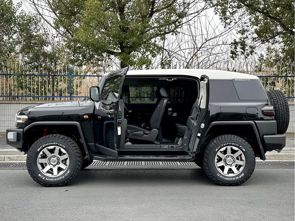 Toyota FJ Cruiser — миниатюра 9