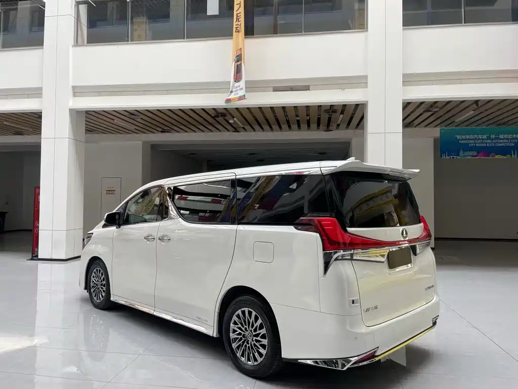 Lexus LM 2020 300h мест