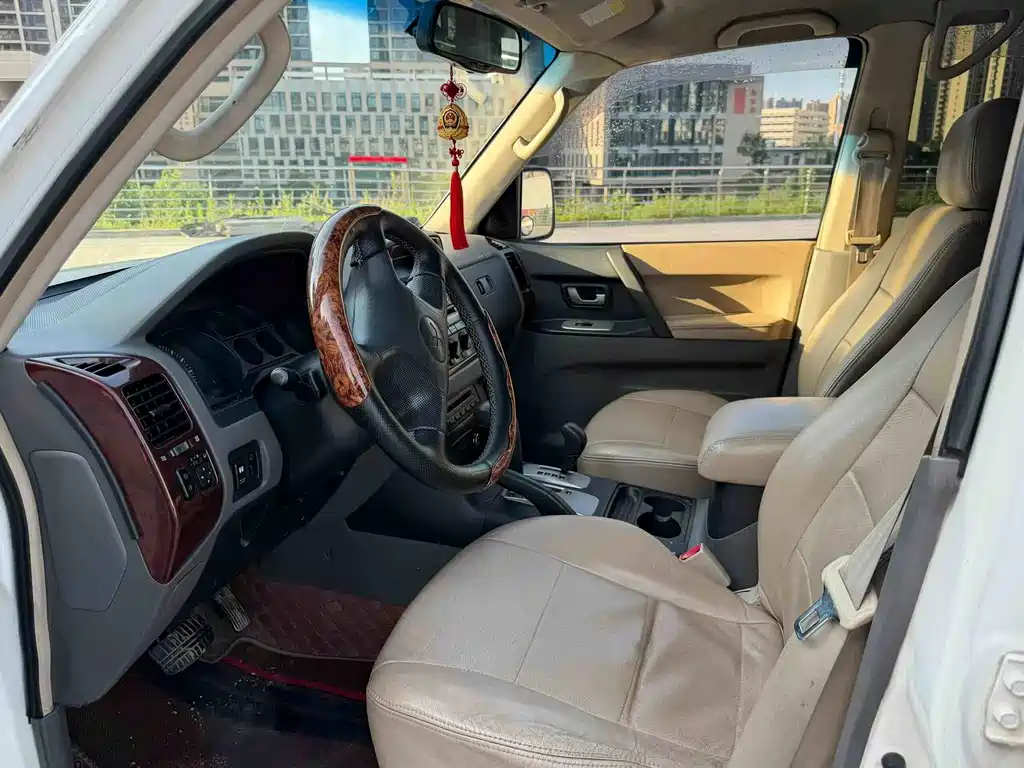 Mitsubishi Pajero — миниатюра 7