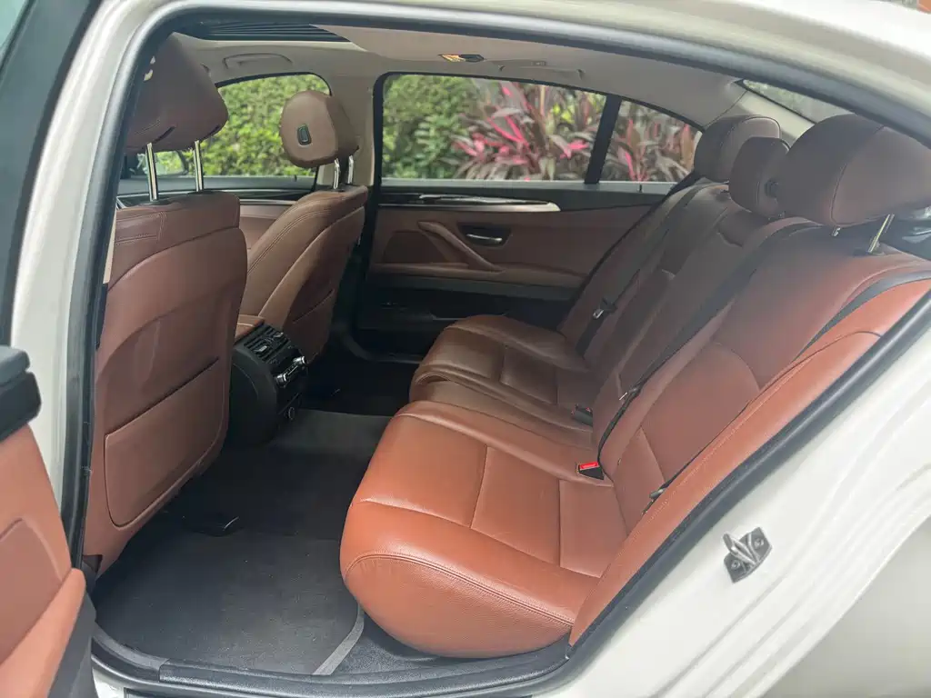 BMW 5 Series — миниатюра 12