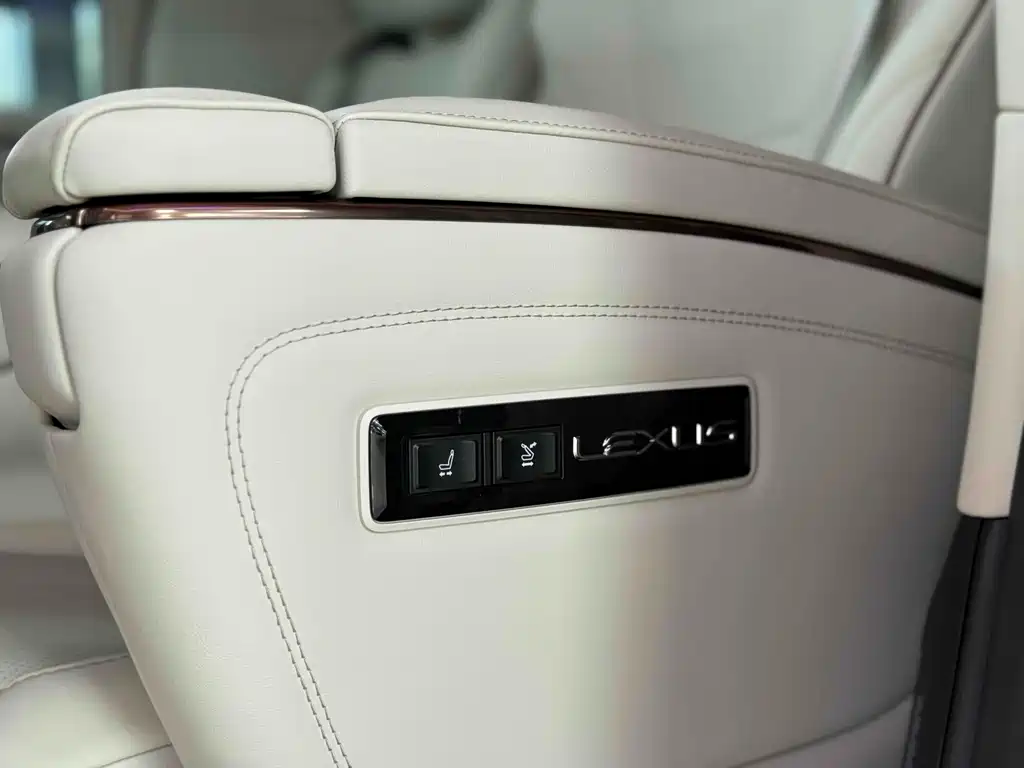 Lexus LM — миниатюра 10