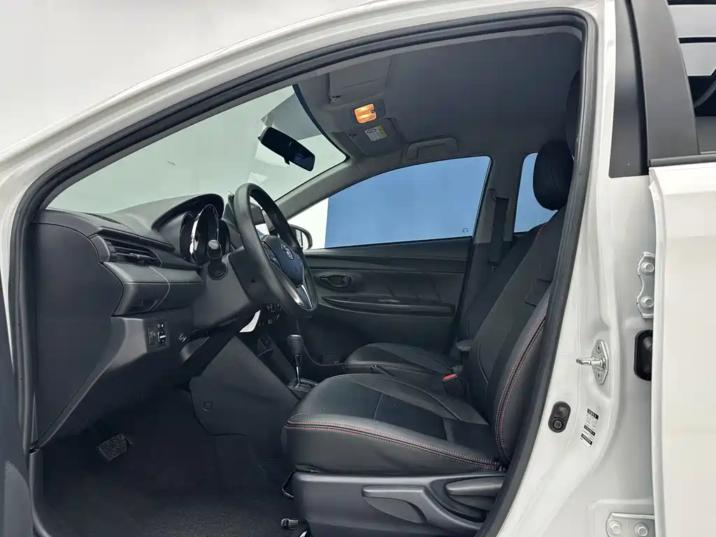 Toyota Yaris L — миниатюра 5