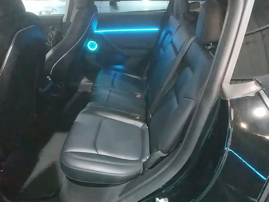 Tesla Model Y — миниатюра 17