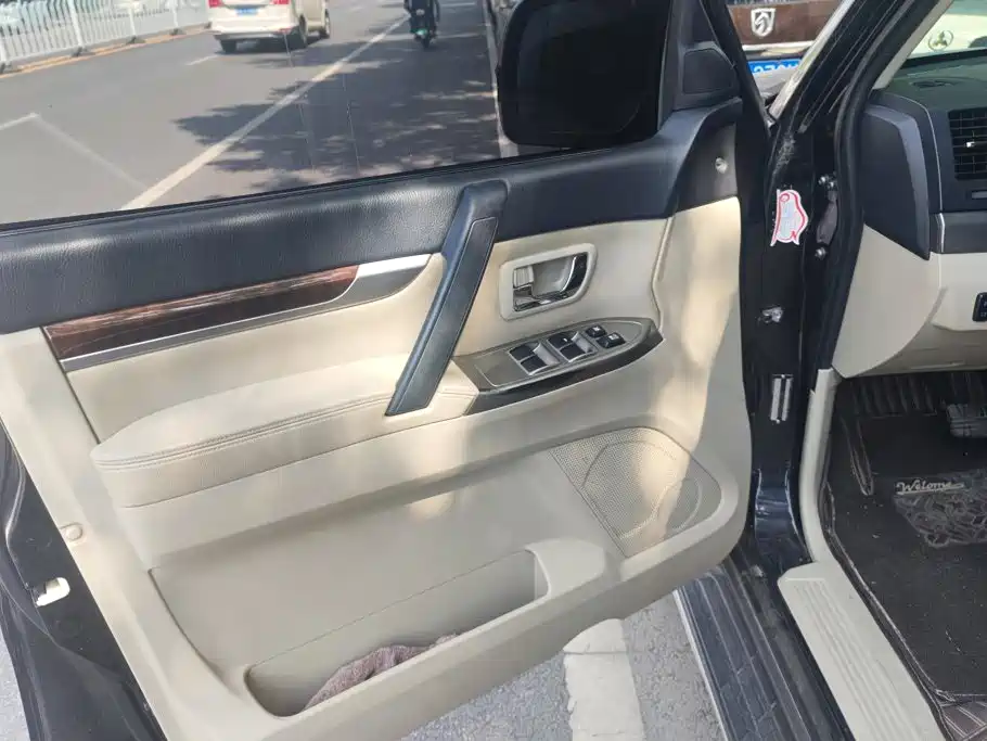 Mitsubishi Pajero (Import) — миниатюра 7
