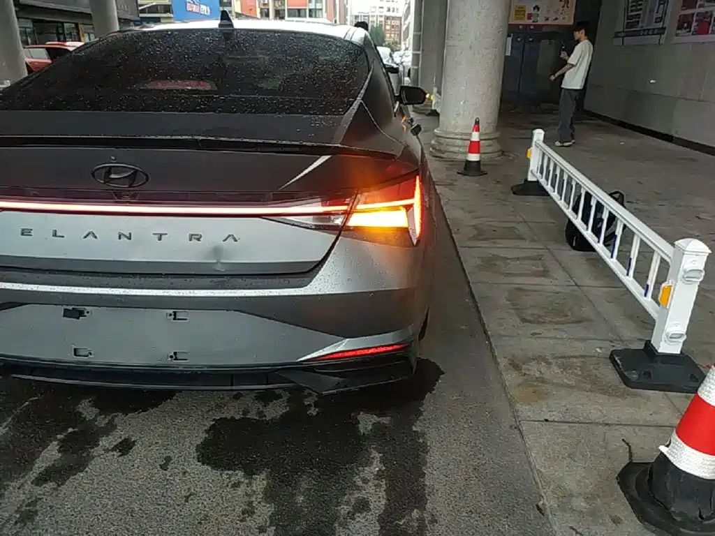 Hyundai Elantra — миниатюра 8