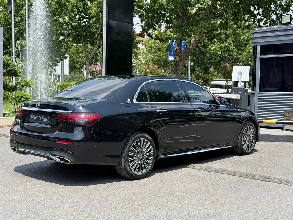 Mercedes-Benz E-Class — миниатюра 7