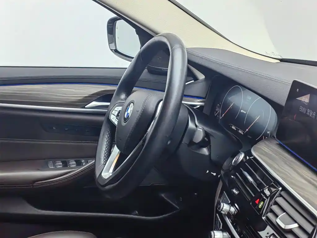 BMW 5 Series New Energy — миниатюра 22