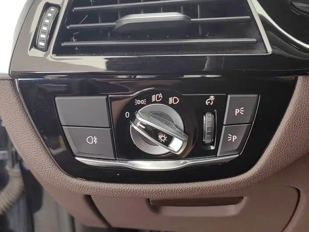 BMW 5 Series New Energy — миниатюра 21