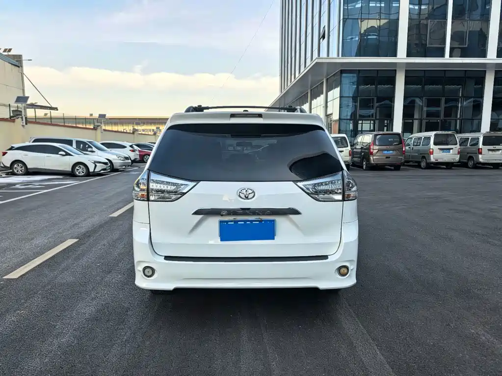 Toyota Sienna — миниатюра 8